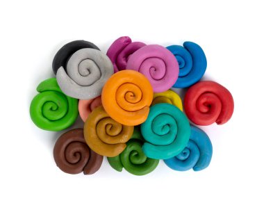 Plastiksel elementler izole edildi, materyal kil parçaları modellendi, yaratıcılık Clay Dough, Beyaz Arkaplanda Plastikler