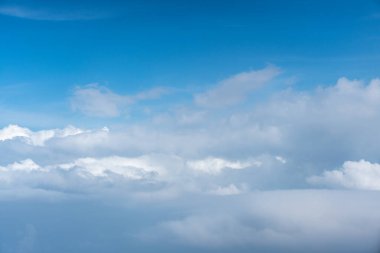 Beyaz Bulutlu Mavi Gökyüzü, Güneşli Bulutlu Gökyüzü Doku Şablonu, Kabarık Bulutlar Uçak Görünümü, Mavi Hava 'da Mavi Pencere' den Metin için Kopya Boşluğu