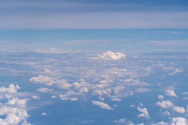 Beyaz Bulutlu Mavi Gökyüzü, Güneşli Bulutlu Gökyüzü Doku Şablonu, Kabarık Bulutlar Uçak Görünümü, Mavi Hava 'da Mavi Pencere' den Metin için Kopya Boşluğu