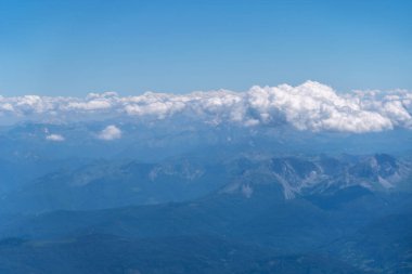 Beyaz Bulutlu Mavi Gökyüzü, Güneşli Bulutlu Gökyüzü Doku Şablonu, Kabarık Bulutlar Uçak Görünümü, Mavi Hava 'da Mavi Pencere' den Metin için Kopya Boşluğu