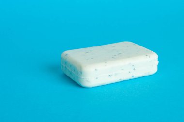 Mavi Arkaplanda Beyaz Sabun Barı, Vücut Bakımı Kozmetiği, Lezzetli Sabun Deterjanı, Katı Şampuan, Mavi Arkaplanda Süt Gliserin Sabunu, Kopya Boşluğu, Mockup