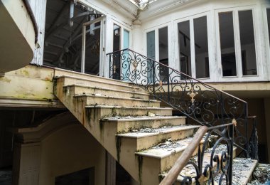 Praslin, Seyşeller, 3 Şubat 2025: Terk edilmiş Casino des Iles, Praslin, Seyşeller editörlük görüntüsünde süslü ve küflü merdivenleri olan çürümüş bir merdiven