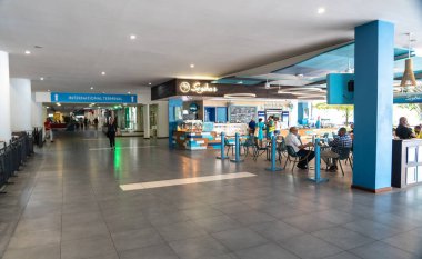 Victoria, Seyşeller, 30 Ocak 2025: Bar, oturma alanı ve yolcularla birlikte Seyşeller 'deki havaalanı terminali
