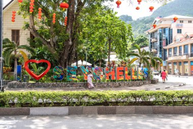 Victoria, Seyşeller, 31 Ocak 2025: Renkli I Love Seychelles, Victoria 'da kırmızı fenerler ve turistlerin olduğu, selfie, editoryal görüntü için bir yer.