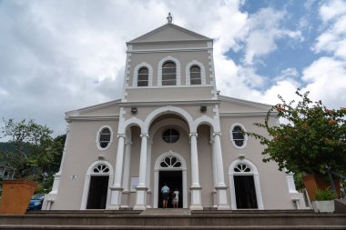Victoria, Seyşeller, 31 Ocak 2025: Roma Katolik katedrali, Victoria, Seyşeller 'de beyaz cepheli ve sütunlu Koloni tarzı kilise, editör imajı