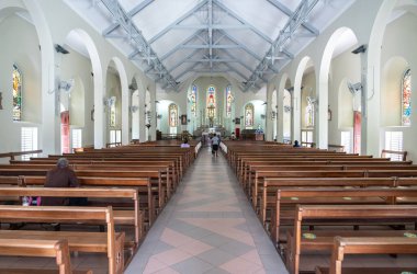 Victoria, Seyşeller, 31 Ocak 2025: Victoria, Seyşeller 'de geniş bir kilise iç mimarisi, sıraları, kemerleri ve vitraylı editoryal görüntüsü var