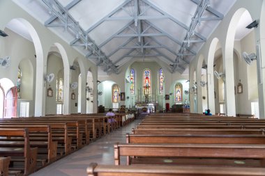 Victoria, Seyşeller, 31 Ocak 2025: Victoria, Seyşeller 'de geniş bir kilise iç mimarisi, sıraları, kemerleri ve vitraylı editoryal görüntüsü var