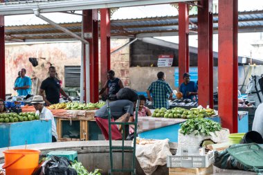 Victoria, Seyşeller, 31 Ocak 2025: Seyşeller 'deki Sir Selwyn Selwyn Clarke Market' te taze tropikal meyve ve sebze ürünleri satan tedarikçiler ve müşteriler