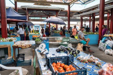 Victoria, Seyşeller, 31 Ocak 2025: Seyşeller 'deki Sir Selwyn Selwyn Clarke Market' te canlı bir piyasa sahnesi, taze ürünler ve yerel editör imajının yer aldığı