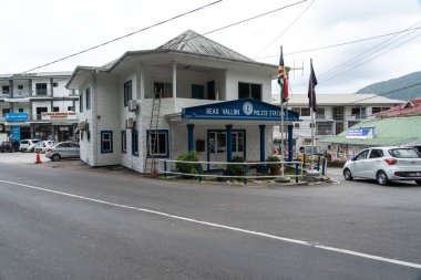 Beau Vallon, Seyşeller, 31 Ocak 2025: Seyşeller 'deki Beau Vallon Polis Karakolu, kentsel bir yayın ortamında beyaz ve mavi renkli bir koloni tarzı bina