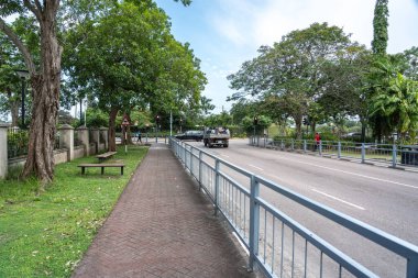 Victoria, Seyşeller, 31 Ocak 2025: Victoria, Seyşeller 'de geniş cadde, ağaçlar, kaldırımlar ve trafik ışıkları editoryal görüntü