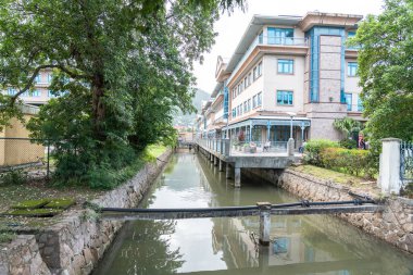 Victoria, Seyşeller, 31 Ocak 2025: Modern binalar ve yeşillik ile çevrili şehir kanalı, editör imajı