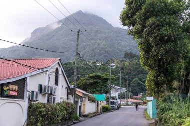 Beau Vallon, Seyşeller, 31 Ocak 2025, Beau Vallon 'da sessiz bir sokak, sisli dağ arkaplanı, editoryal görüntü