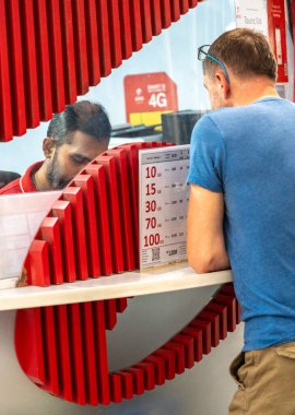 Victoria, Seyşeller, 31 Ocak 2025: Bir turist Seyşel Havaalanı 'ndan yerel bir SIM kart satın alır.
