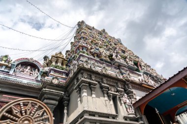 Victoria, Seyşeller, 31 Ocak 2025: Gopuram ile Hindu tapınağı, insanlarla sokak manzarası, arabalar, bulutlu gökyüzü arka planı, editoryal görüntü