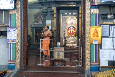 Victoria, Seyşeller, 31 Ocak 2025: Hindu bir rahip tapınağın içinde bir ayin düzenledi, elinde bir ateş lambası vardı, bir tapınak, editoryal görüntü.