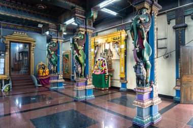 Victoria, Seyşeller, 31 Ocak 2025: Hindu tapınağı içi dekore edilmiş türbe, renkli sütunlar, heykeller ve kutsal sanat eserleri, editoryal görüntü