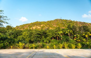 Praslin, Seyşeller, 3 Şubat 2025: Anse Lazio, Praslin, Seyşeller 'de özel ücretli otopark, çevresi tropikal yeşillik ve tepelerle çevrili editoryal görüntü