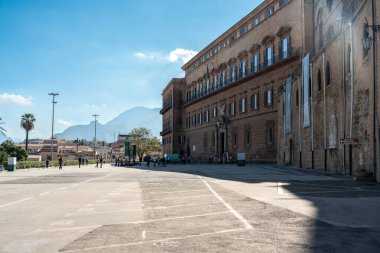 Palermo, Sicilya, İtalya, 4 Kasım 2024: Palermo, Sicilya 'da Palazzo dei Normanni, taş cephe, pankart ve avlu editoryal görüntüsü olan tarihi bir saray