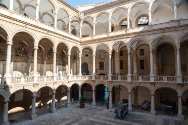 Palermo, Sicilya, İtalya, 4 Kasım 2024: Palermo, Sicilya 'daki Palazzo dei Normanni' nin avlusu, kemerler, freskler, sütunlar ve tarihi mimari görüntüler yer almaktadır.