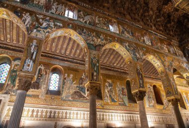 Palermo, Sicilya, İtalya, 4 Kasım 2024 Palazzo dei Normanni, Palermo, Sicilya, Palermo, Sicilya 'daki Palatine Şapeli' nde altın mozaikler ve freskler.