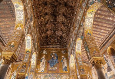 Palermo, Sicilya, İtalya, 4 Kasım 2024: Palazzo dei Normanni, Palermo, Sicilya editoryal görüntü içinde ahşap muqarnas tavanı ve altın mozaikler