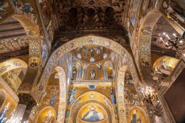 Palermo, Sicilya, İtalya, 4 Kasım 2024: Altın mozaikler ve Palazzo dei Normanni, Palermo, Sicilya 'daki Palatine Şapeli' nin içindeki süslü kemerler