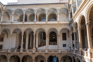 Palermo, Sicilya, İtalya, 4 Kasım 2024: Palazzo dei Normanni, Palermo, Sicilya 'da bir avlu, kemerler, sütunlar, balkonlar ve merdiven editoryal görüntüsü