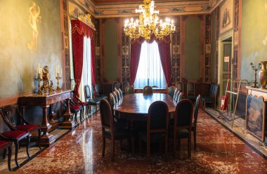Palermo, Sicilya, İtalya, 4 Kasım 2024: Palazzo dei Normanni, Palermo, Sicilya 'da tahta masa, sandalye ve avize içeren tarihi bir toplantı odası