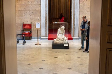 Palermo, Sicilya, İtalya, 4 Kasım 2024: Palermo dei Normanni, Palermo 'daki cam bir kutuda mermer heykel, tarihi bir salonda ziyaretçi görüntüsüyle sergilenmektedir.