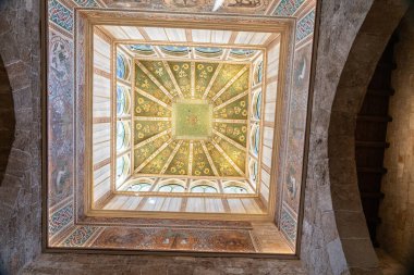 Palermo, Sicilya, İtalya, 4 Kasım 2024: Palazzo dei Normanni, Palermo 'da altın, yeşil, İslami ve Bizans motiflerinin yer aldığı geometrik tavan