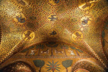 Palermo, Sicilya, İtalya, 4 Kasım 2024: Palazzo dei Normanni 'de Altın Bizans tavanı mozaiği, aslanlar, griffinler, avcılar ve dekoratif desenler içerir.