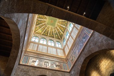 Palermo, Sicilya, İtalya, 4 Kasım 2024: Palazzo dei Normanni 'nin altın ve yeşil mozaikli karmaşık tavan, ortaçağ kemerleri ve geometrik desenli editoryal görüntü