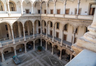 Palermo, Sicilya, İtalya, 4 Kasım 2024: Palazzo dei Normanni 'nin iç avlusu, kemerli galeriler ve Rönesans mimari ayrıntılı editoryal görüntü