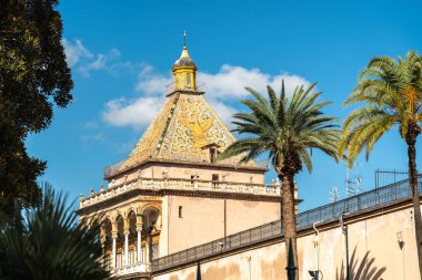 Palermo, Sicilya, İtalya, 4 Kasım 2024 Palermo, Palermo, Sicilya, İtalya: Palazzo dei Normanni 'de kartal motifli altın kaplama çatı, palmiye ağaçları tarafından mavi gökyüzü editoryal görüntüsüne karşı çerçevelenmiştir.