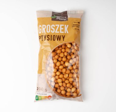 Varşova, Polonya, 16 Mart 2025: Küçük hamur topları izole, kızarmış buğday çorbası incileri, salata yumurtası puf böreği, puf bezelye, beyaz arka planda groszek puf, editoryal resim