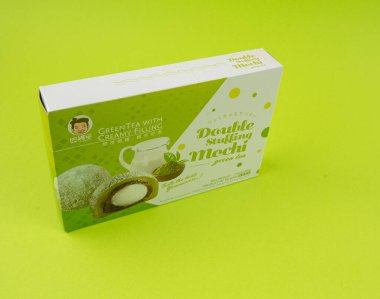 Varşova, Polonya, 9 Ocak 2025: Matcha mochi kutusu, yeşil çay sütlü Japon pirinç keki, Szu Shen Po Taiwanese daifuku tatlı paketleri, editoryal görüntü