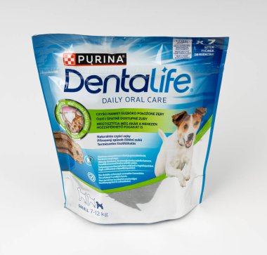 Varşova, Polonya, 3 Mart 2025: Köpekler için çiğ çiğ çiğ çiğneme çubukları içeren Dentalife köpek maması paketi, Purina 'nın beyaz arka planda köpek bakımı, editoryal görüntü