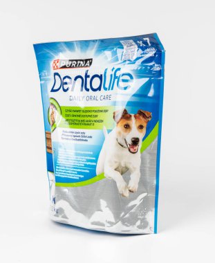 Varşova, Polonya, 3 Mart 2025: Köpekler için çiğ çiğ çiğ çiğneme çubukları içeren Dentalife köpek maması paketi, Purina 'nın beyaz arka planda köpek bakımı, editoryal görüntü