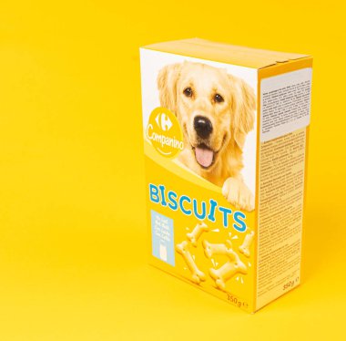 Varşova, Polonya, 3 Mart 2025: Bisküvili köpek maması, köpek bisküvisi, sarı arka planda Carrefour 'un kemik şekilli bisküvileri, editoryal görüntü