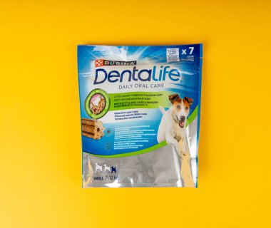 Varşova, Polonya, 3 Mart 2025: Köpekler için çiğ çiğ çiğ çiğneme çubukları içeren Dentalife köpek maması paketi, sarı arka planda Purina tarafından köpek bakımı, editoryal görüntü