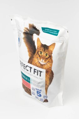 Varşova, Polonya, 3 Mart 2025: Kuru hayvan mamasıyla kedi maması paketi, Mükemmel Uyum 'la mama, beyaz arka planda hayvan maması taneleri, editoryal görüntü