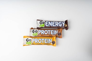 Varşova, Polonya, 19 Mart 2025: Protein barına gidin, beyaz arka planda enerji atıştırması, Sante Leh markası editoryal görüntü