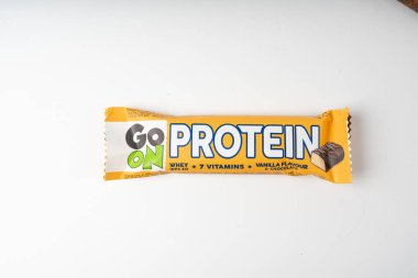 Varşova, Polonya, 19 Mart 2025: Protein barına gidin, beyaz arka planda enerji atıştırması, Sante Leh markası editoryal görüntü
