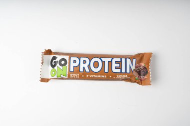 Varşova, Polonya, 19 Mart 2025: Protein barına gidin, beyaz arka planda enerji atıştırması, Sante Leh markası editoryal görüntü