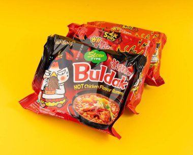 Varşova, Polonya, 8 Ocak 2025: Samyang Buldak Ramen Logosu, Kore Sıcak Erişte, Fast Food Chili Biberli Kore Pastası Sarı Arkaplan, Yayınsal Görüntü
