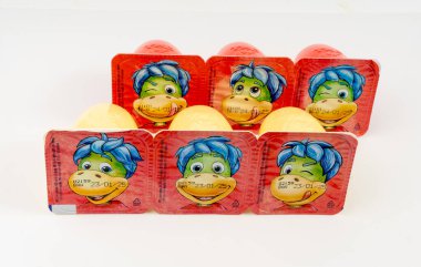 Varşova, Polonya, 8 Ocak 2025: Danone logosu, plastik bardaklarda danonino yoğurdu, çocuklar için dinozor karakter tasarımı, editoryal görüntü