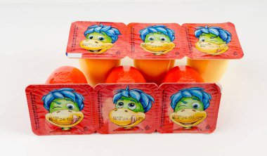Varşova, Polonya, 8 Ocak 2025: Danone logosu, plastik bardaklarda danonino yoğurdu, çocuklar için dinozor karakter tasarımı, editoryal görüntü