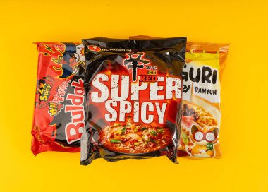 Varşova, Polonya, 8 Ocak 2025: Nongshim Ramen Logosu, Kore Sıcak Erişte, Fast Food Chili Biberli Kore Pastası Sarı Arkaplan, Yayınsal Görüntü
