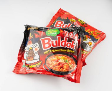 Varşova, Polonya, 8 Ocak 2025: Samyang Buldak Ramen Logosu, Kore Sıcak Erişte, Fast Food Chili Biberli Kore Makarnası Beyaz Arkaplanda, Yayınsal Görüntü